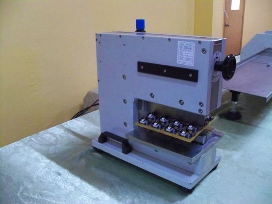 Машина V-вырезывания PCB, вела счет повторно использованное разъединение монтажных плат без Microstress
